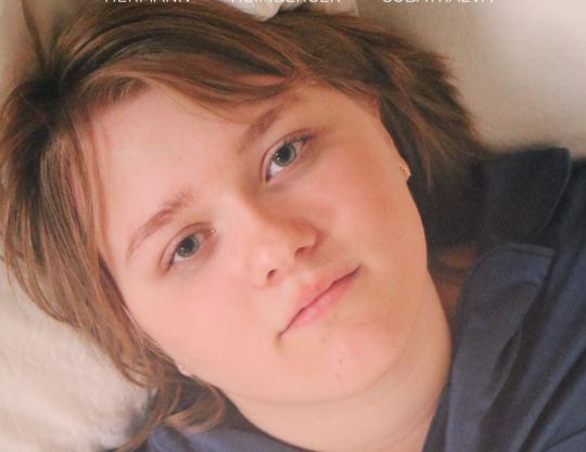 Liegende Person, Gesicht davon vollflächig zu sehen am Filmplakat vom Kurzfilm Erben One