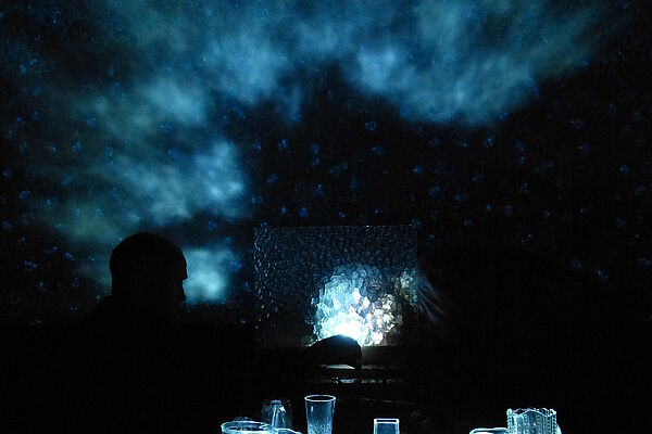 DIE GESCHICHTE DES HAUSES, DAS ZU EINEM PUNKT WURDE