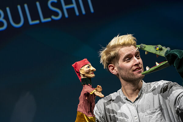 SPOT ON LINZ: K. I. – KASPERL INTERVENIERT